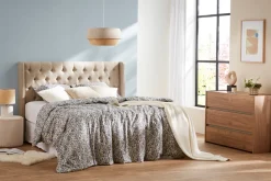 Lampe à poser en céramique blanc mat et abat-jour en raphia naturel H40 cm TIGA