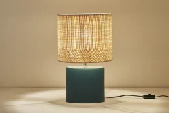 Lampe à poser en céramique bleu pétrole mat et abat-jour en raphia naturel H40 cm TIGA