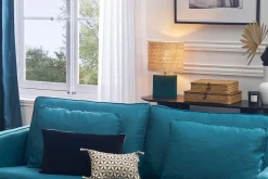Lampe à poser en céramique bleu pétrole mat et abat-jour en raphia naturel H40 cm TIGA