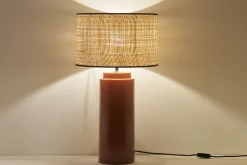 Lampe à poser en céramique émaillée terracotta et abat-jour en raphia naturel H64 cm MAJES