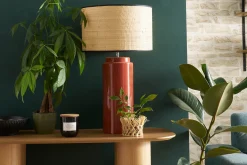 Lampe à poser en céramique émaillée terracotta et abat-jour en raphia naturel H64 cm MAJES