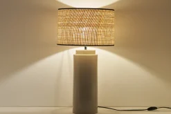 Lampe à poser en céramique émaillée taupe et abat-jour en raphia naturel H64 cm MAJES