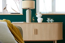 Lampe à poser en céramique émaillée taupe et abat-jour en raphia naturel H64 cm MAJES