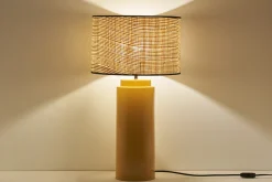 Lampe à poser en céramique émaillée jaune et abat-jour en raphia naturel H64 cm MAJES