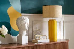 Lampe à poser en céramique émaillée jaune et abat-jour en raphia naturel H64 cm MAJES