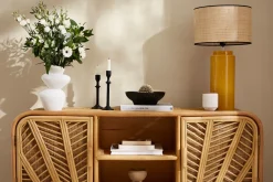 Lampe à poser en céramique émaillée jaune et abat-jour en raphia naturel H64 cm MAJES