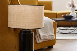 Lampe à poser en céramique émaillée noire et abat-jour en raphia naturel H64 cm MAJES