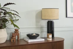 Lampe à poser en céramique émaillée noire et abat-jour en raphia naturel H64 cm MAJES
