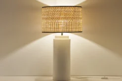 Lampe à poser en céramique émaillée blanche et abat-jour en raphia naturel H64 cm MAJES