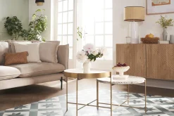 Lampe à poser en céramique émaillée blanche et abat-jour en raphia naturel H64 cm MAJES