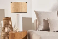Lampe à poser en céramique émaillée blanche et abat-jour en raphia naturel H64 cm MAJES