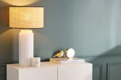 Lampe à poser en céramique émaillée blanche et abat-jour en raphia naturel H64 cm MAJES