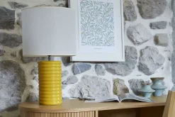 Lampe à poser en céramique émaillée jaune et abat-jour écru H53 cm BERRO