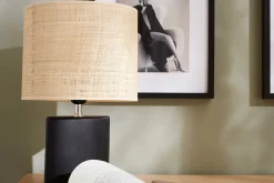 Lampe à poser en céramique noire mat et abat-jour en raphia naturel H40 cm TIGA