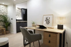 Lampe à poser en céramique noire mat et abat-jour en raphia naturel H40 cm TIGA