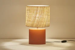 Lampe à poser en céramique terracotta mat et abat-jour en raphia naturel H40 cm TIGA