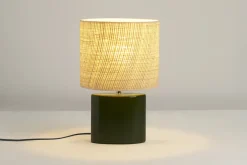 Lampe à poser en céramique vert foncé et abat-jour en raphia naturel H40 cm TIGA