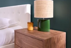 Lampe à poser en céramique vert foncé et abat-jour en raphia naturel H40 cm TIGA