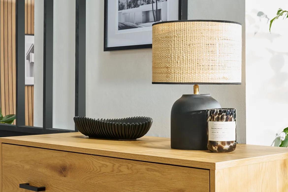 Lampe à poser noire en céramique mate et abat-jour en raphia H35 cm ROCHA