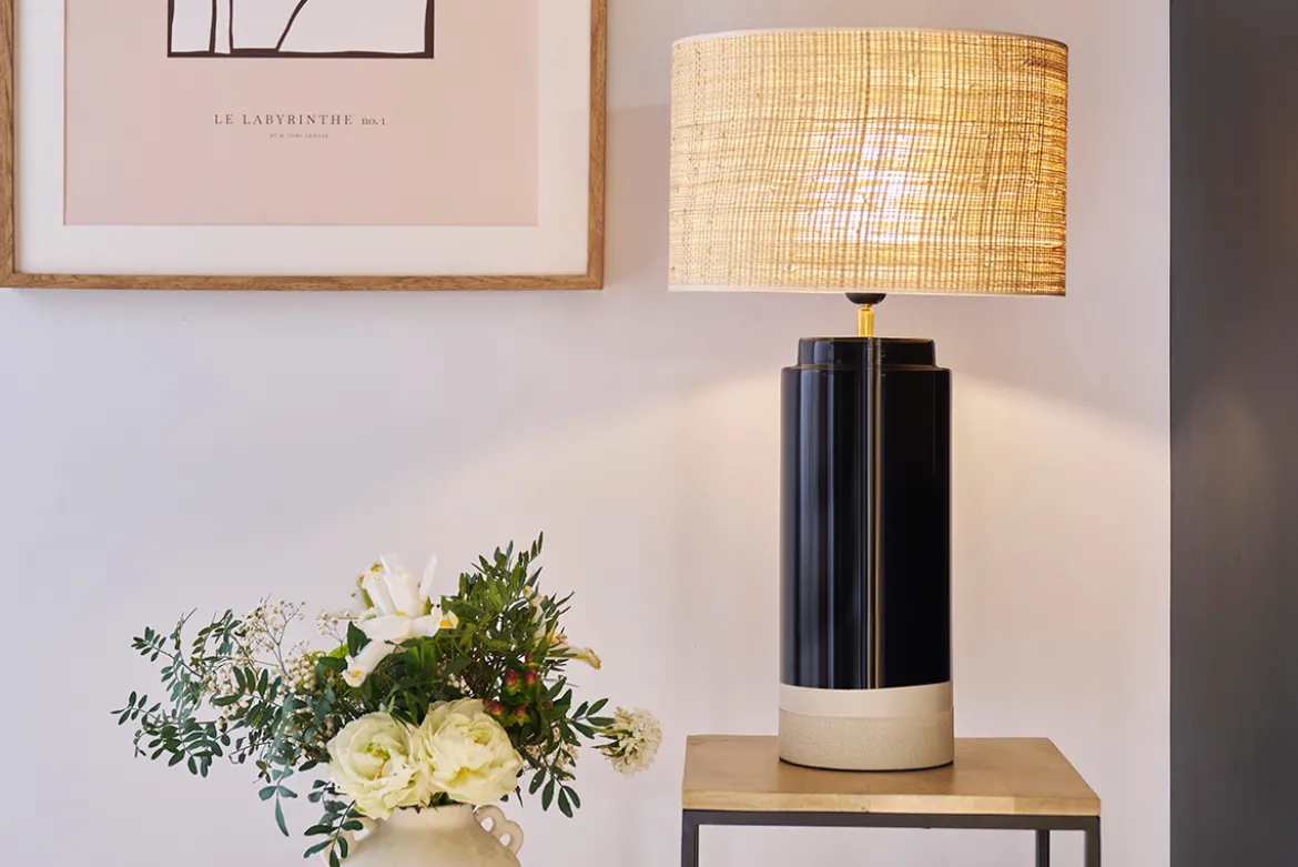 Lampe à poser noire en céramique et abat-jour en rabane H64 cm MAJES