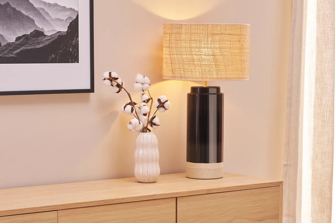 Lampe à poser noire en céramique et abat-jour en rabane H64 cm MAJES