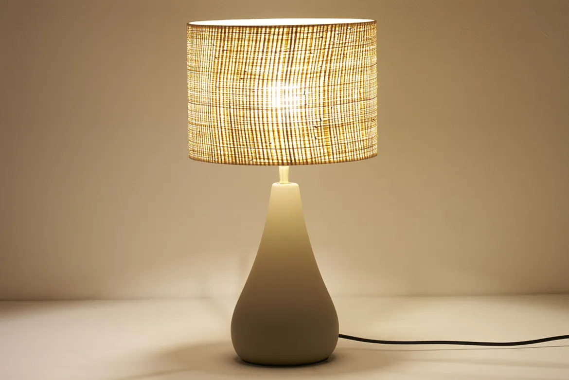 Lampe à poser taupe en céramique mate et abat-jour en raphia H49 cm PYRUS