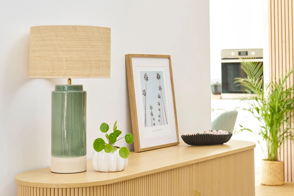 Lampe à poser verte en céramique et abat-jour en rabane H64 cm MAJES