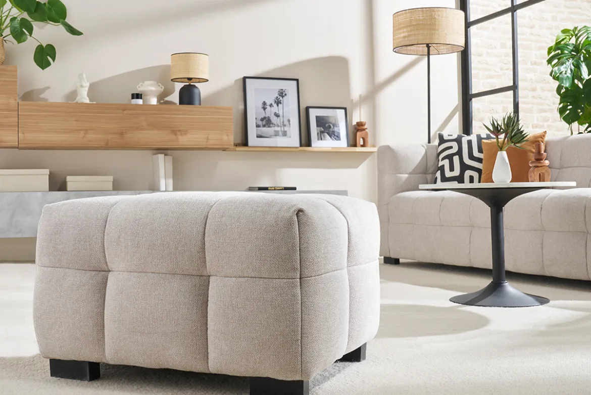 Pouf repose-pieds design en tissu effet velours texturé beige CORTO