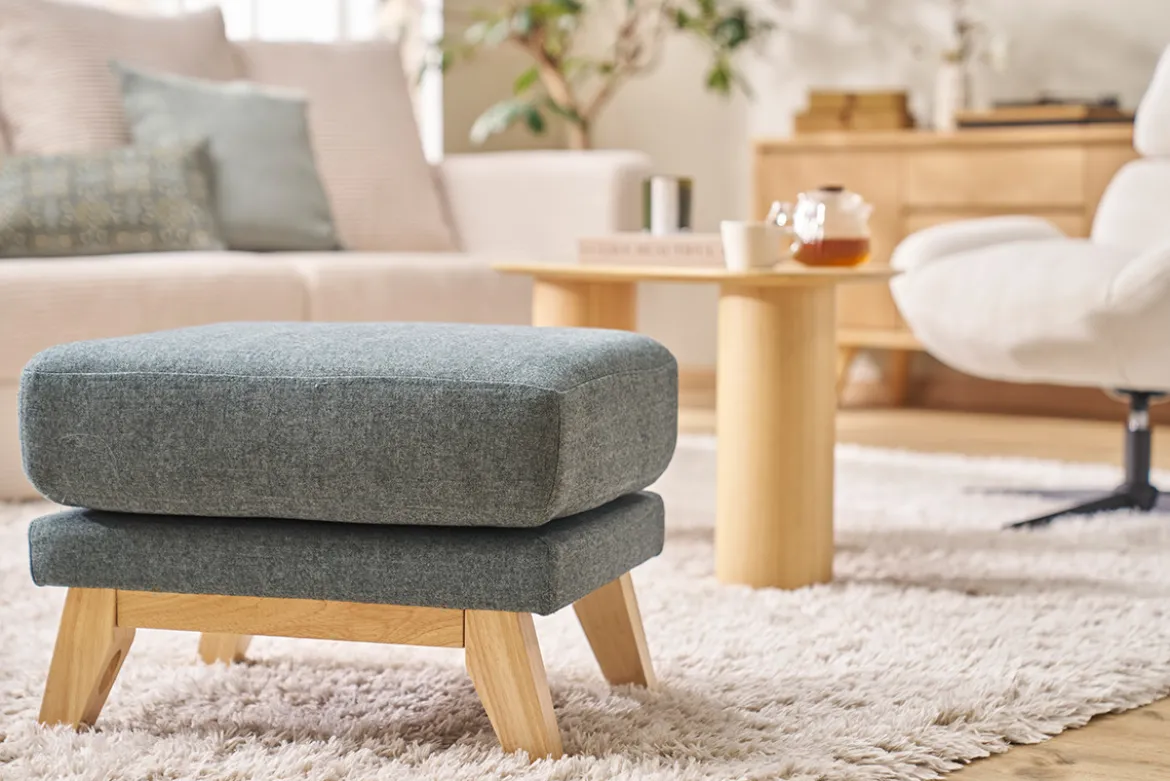 Pouf repose-pieds déhoussable scandinave en tissu vert de gris et bois clair OSLO