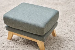 Pouf repose-pieds déhoussable scandinave en tissu vert de gris et bois clair OSLO