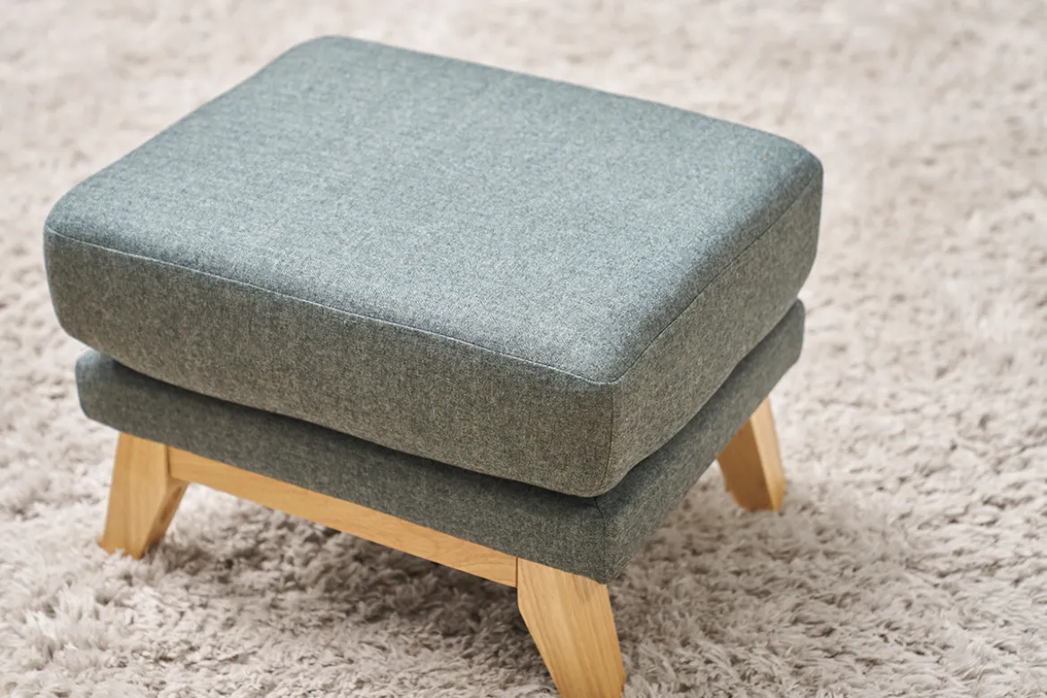 Pouf repose-pieds déhoussable scandinave en tissu vert de gris et bois clair OSLO