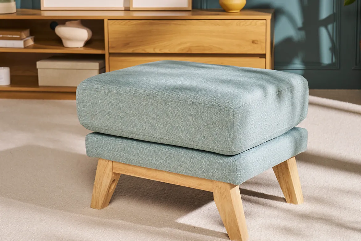 Pouf repose-pieds déhoussable scandinave en tissu vert lagon et bois clair OSLO