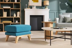 Pouf repose-pieds déhoussable scandinave en tissu bleu canard et bois clair OSLO