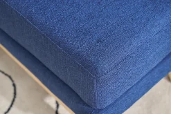 Pouf repose-pieds déhoussable scandinave en tissu bleu foncé et bois clair OSLO