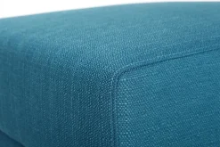 Pouf repose-pieds scandinave en tissu bleu canard et bois clair ULLA