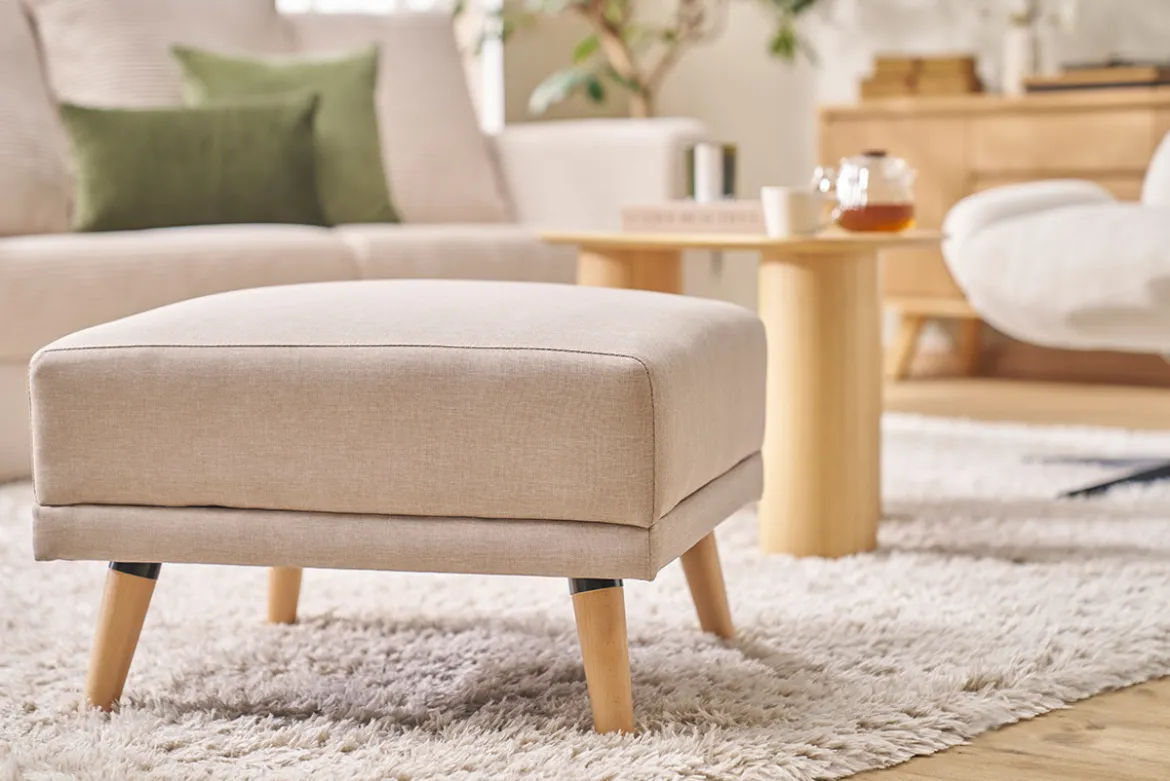 Pouf repose-pieds scandinave en tissu beige et bois clair ULLA