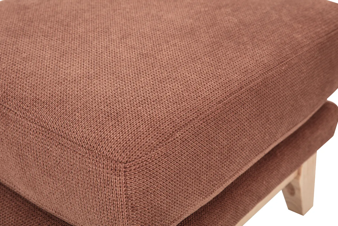 Pouf repose-pieds scandinave en tissu chenille terre brûlée et bois clair OSLO