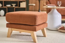 Pouf repose-pieds scandinave en tissu chenille terre brûlée et bois clair OSLO