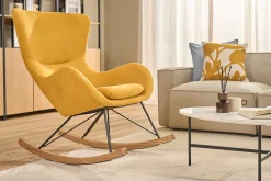 Rocking chair scandinave en tissu effet velours jaune moutarde, métal noir et bois clair ESKUA