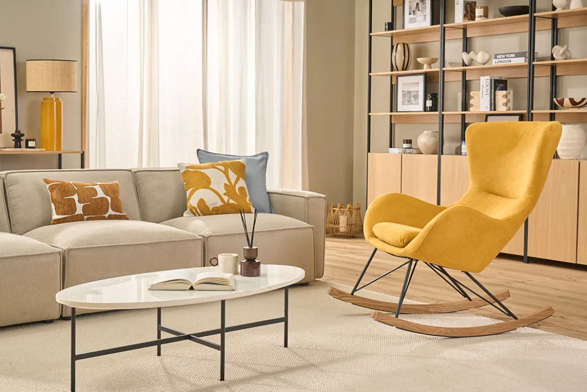 Rocking chair scandinave en tissu effet velours jaune moutarde, métal noir et bois clair ESKUA