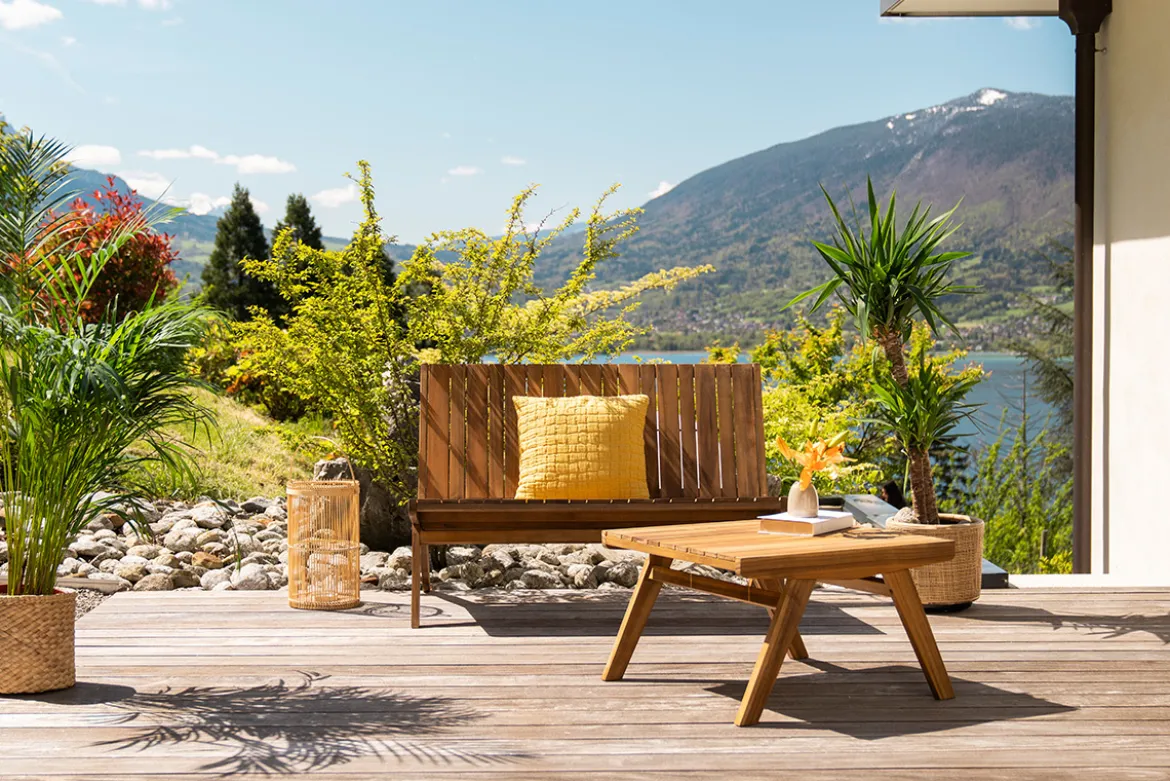 Salon de jardin banc 2 places et table basse en bois massif TIDAK