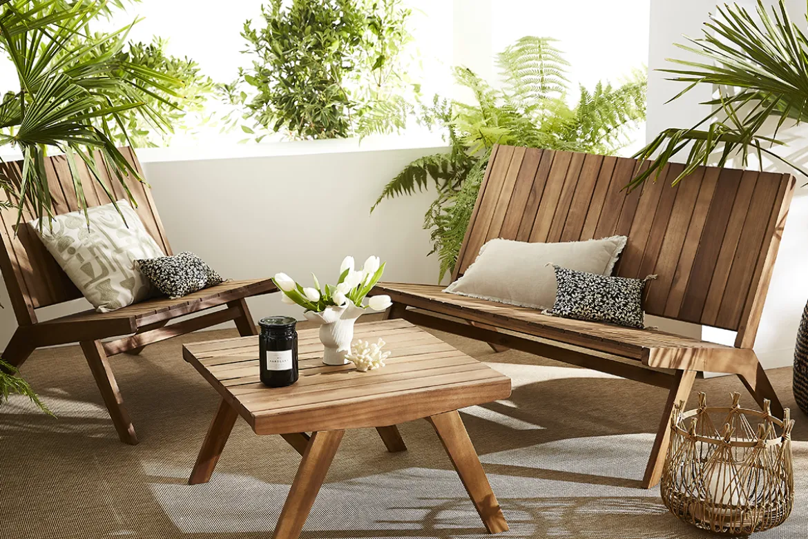Salon de jardin banc 2 places et table basse en bois massif TIDAK