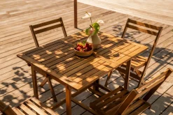 Set d'une table extensible avec rangements et de 4 chaises pliantes en bois massif CARMEN