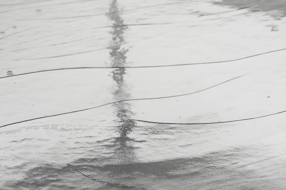 Table basse ronde avec double plateau en verre recyclé et métal noir D85 cm WELLE