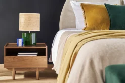 Table de chevet avec rangements finition bois foncé noyer SANAA