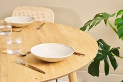 Table à manger ronde en bois clair chêne massif D120 cm OKSANA
