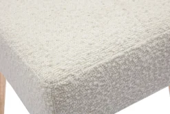 Tabouret bas en tissu effet laine bouclée blanc et bois clair massif H46 cm GUESTA