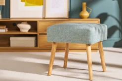 Tabouret bas en tissu effet velours texturé vert céladon et bois clair massif H46 cm GUESTA