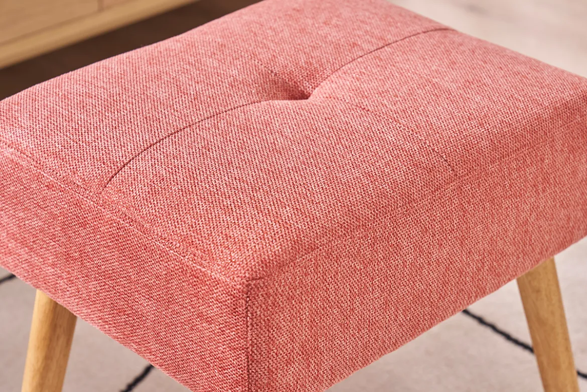 Tabouret bas en tissu effet velours texturé terracotta et bois clair massif H46 cm GUESTA
