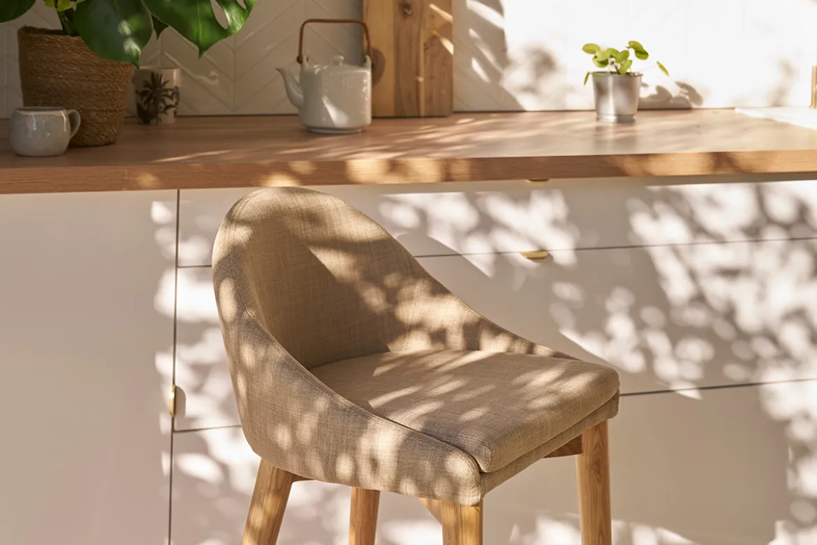 Tabouret de bar design en tissu beige et bois clair 65 cm DALIA